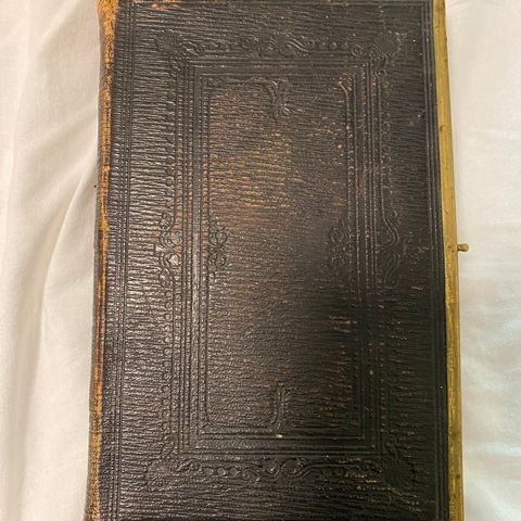 Bibel fra 1871. Trykket i Christiania. Har metallbeslag på permen.