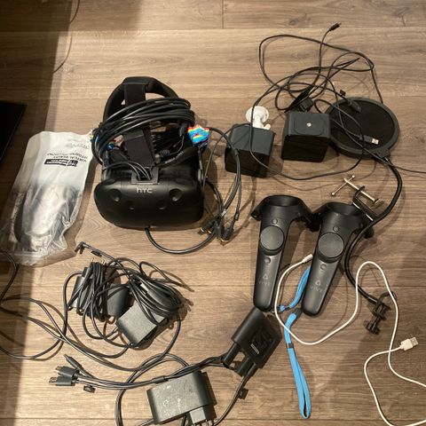 HTC Vive med base station og kontrollere