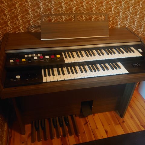 Yamaha orgel med rytmeboks gis bort.