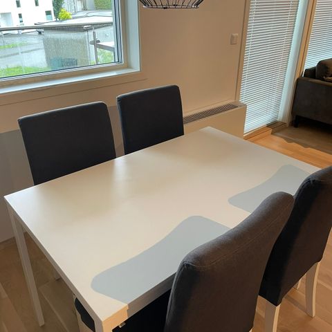 Spisebord og stoler fra IKEA