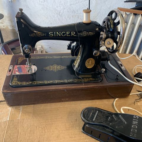 Antikk Singer symaskin med elektrisk motor