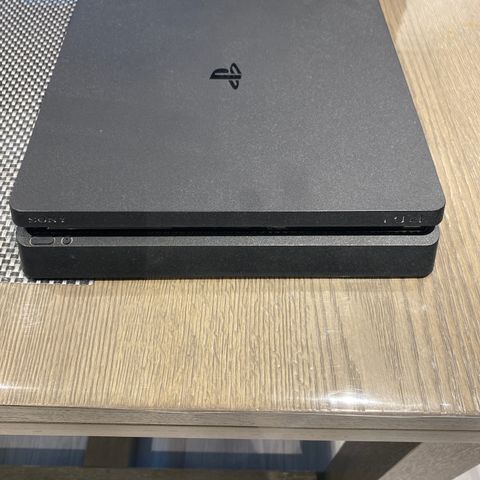 PlayStation 4 slim. Pent brukt for en god pris. Villig til og diskutere pris