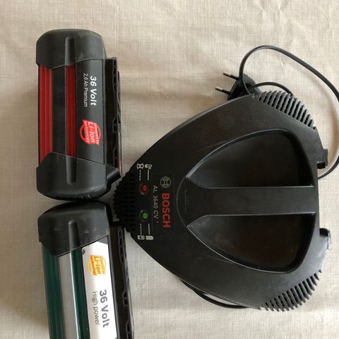 2 stykk Bosch Batteri 36V-Li-ion 2,6Ah, og Bosch Batterilader