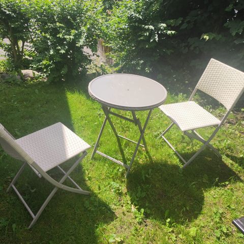 Foldable garden table and chairs