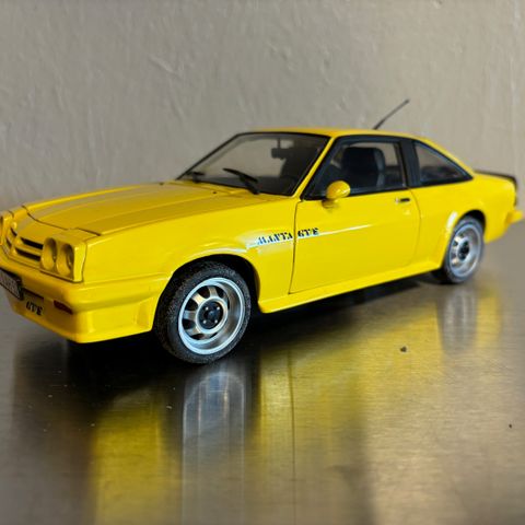 1:18 Opel Manta GT/E fra Revell selges