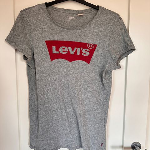 T-skjorte fra Levi's str.