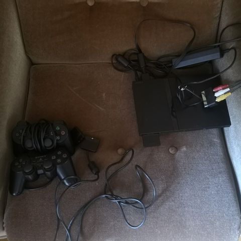 Playstation 2 med to kontroller