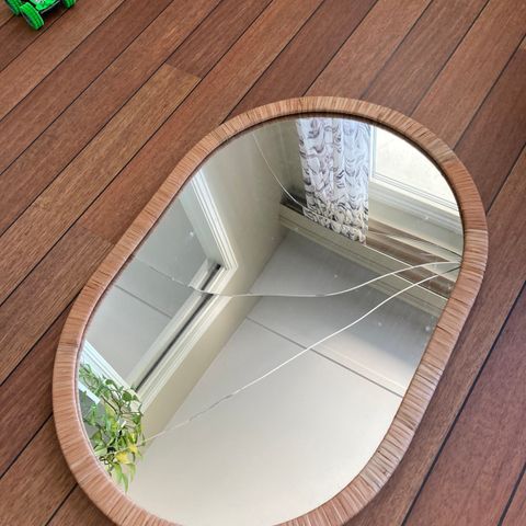 Speil fra IKEA (knust men rammen er som ny)