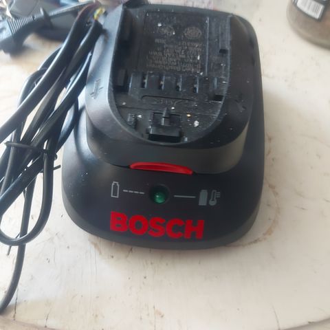 Bosh battery lader med battery