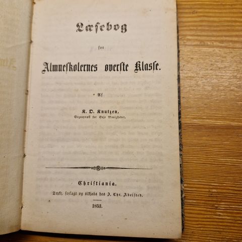 K(nud) O(laus) Knudzen. 1853:  Lærebog for Almueskolernes øverste klasse