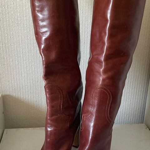 Cowboy boots stil.  Flotte skinnstøvletter til dame.