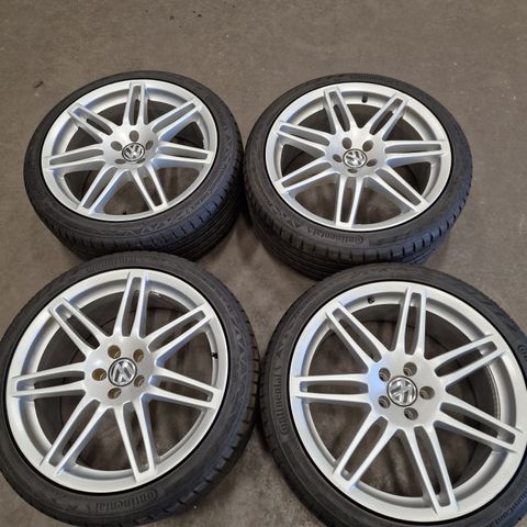 Eldre VW/Audi 18" felger med nesten nye dekk premiumcontact 7 225/40R18