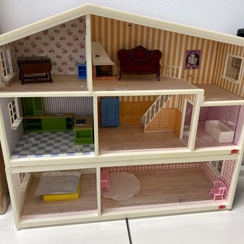 Lundby dukkehus med noen møbler