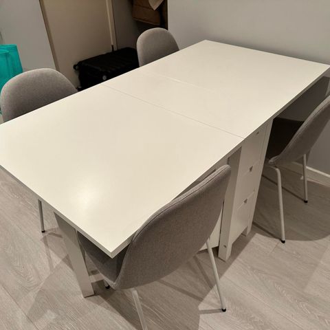 Sammenleggbart spisebord fra IKEA med 4 spisestoler