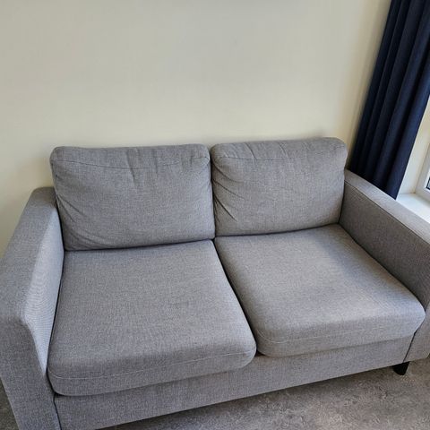 Grå 2-seter sofa