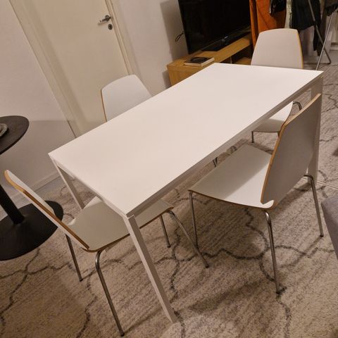 Bordet med  4 stoler