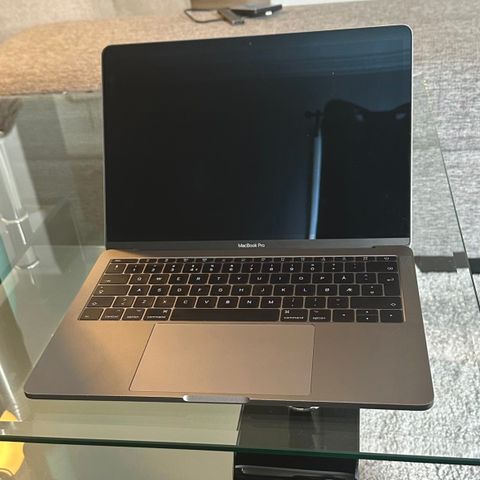 Selger MacBook Pro 2017 - Stellargrå - Retina Skjerm og Intel Core i5