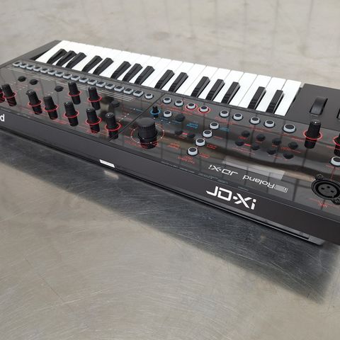 Roland JD-Xi med polstret bag