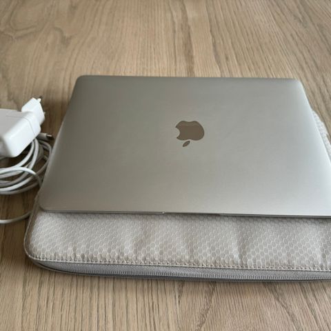 Superlett og meget pent brukt MacBook Air 12 inch.