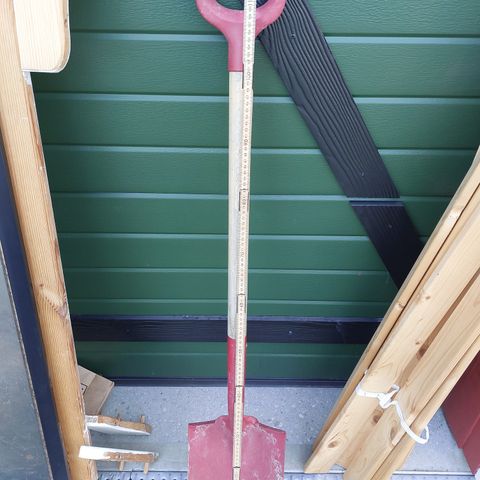 Solid spade m kraftig treverk