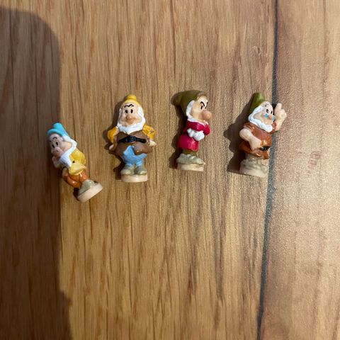 Fire dukker til sjeldne Polly Pocket Snow White Cottage