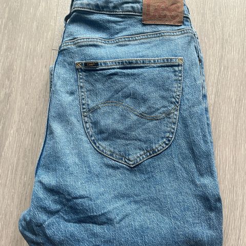 NY, LAVERE PRIS! Lee jeans, Carol straight w 33 l 33 selges