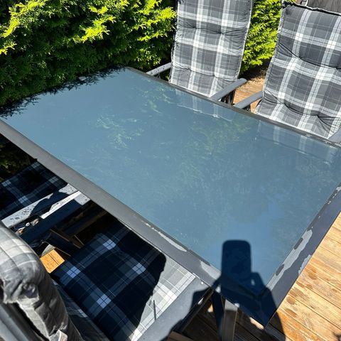 Terrasse bord med stoler