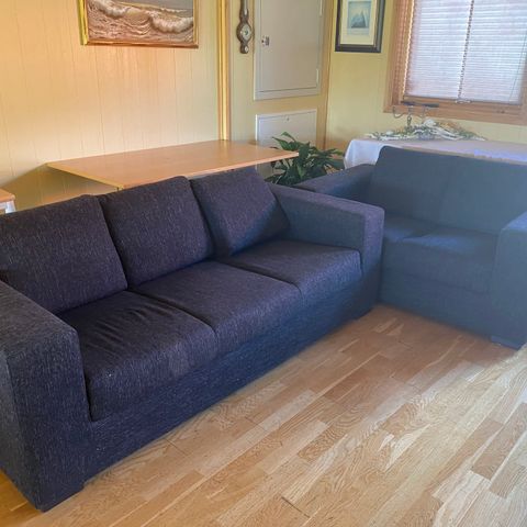 Selger fint brukt sofaer