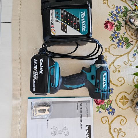 Makita drill med slag DTD152, batteri og lader