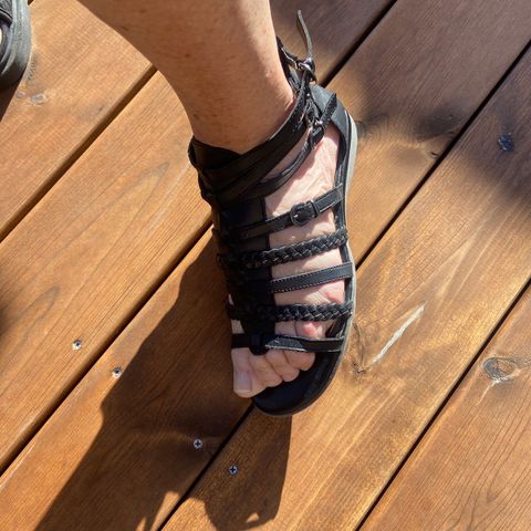 Sorte skinn sandaler fra Tamaris