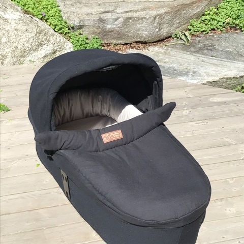 Mountain Buggy carrycot plus vognbag selges rimelig