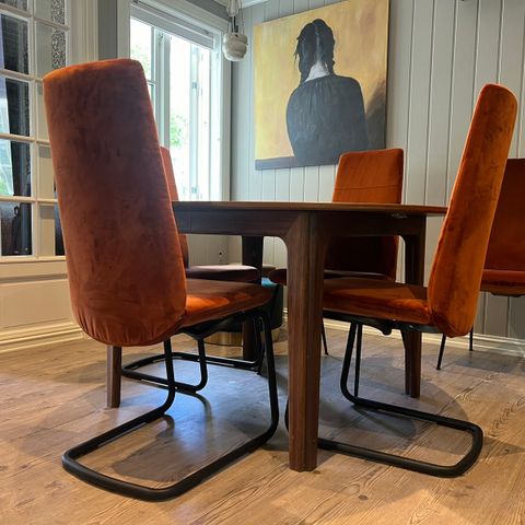 Nydelig Skovby bord med to ileggsplater og Ekornes stoler med bevegelig rygg