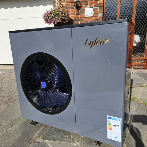 Luft-vann varmepumpe 16,1 kW til salgs, ubrukt, ikke montert, kun lagret inne.