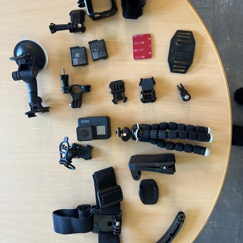 GoPro Hero 7 Black med ekstra batteri og masse utstyr