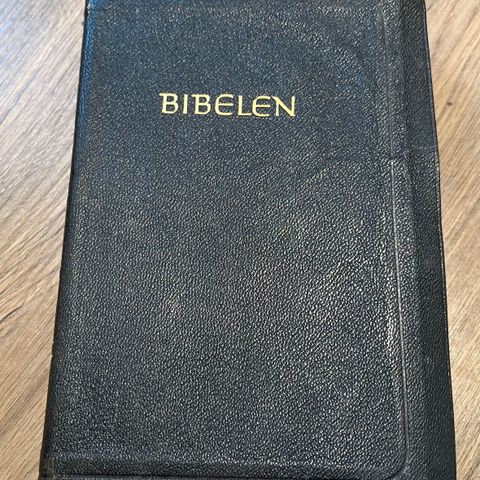 Bibel innbundet svart skinn