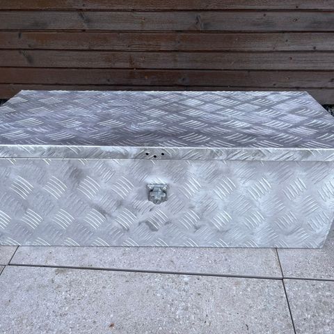 Aluminiumskasse 76x25x32 cm (nøkkel mangler)