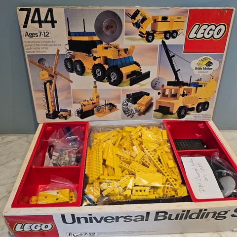 Lego 744-1 Universal Building Set (1980)
