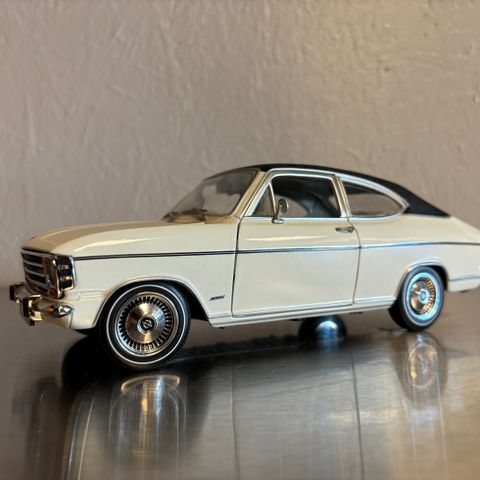 1:18 Opel Olympia A coupe fra Revell selges