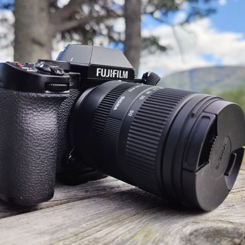 Fujifilm X-S10 og Sigma objektiv 18-50 mm til salgs