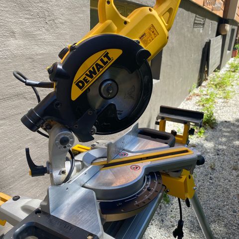 Dewalt 54V Kapp- og gjærsag og sagbord