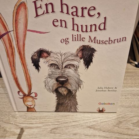 En hare , en hund og lille musebrun