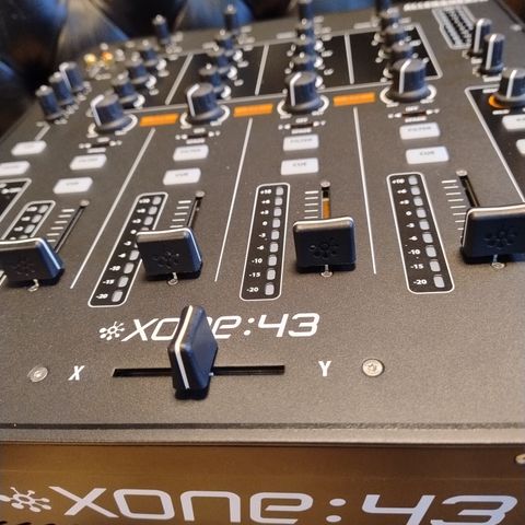 Allen & Heath Xone 43 analog dj-mixer
