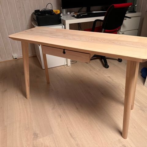 Lisabo skrivebord fra Ikea