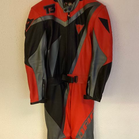 Ubrukt Dainese T3 to-delt skinndress str. 50