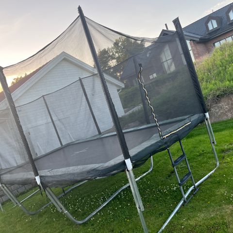 Stor trampoline selges