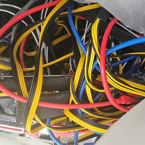 Diverse mining cables/risers