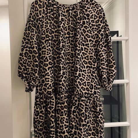 Leopard kjole - knelang/mid kjole- H&M