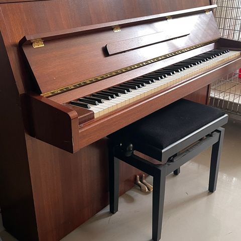 Yamaha M1J akustisk piano (NY PRIS!)