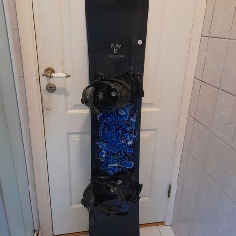 Fint LTD Fury snowboard 151 cm.m/Ride LS bindinger