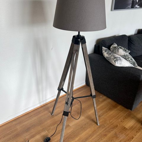 Stålampe i gråbeiset tre med skjerm